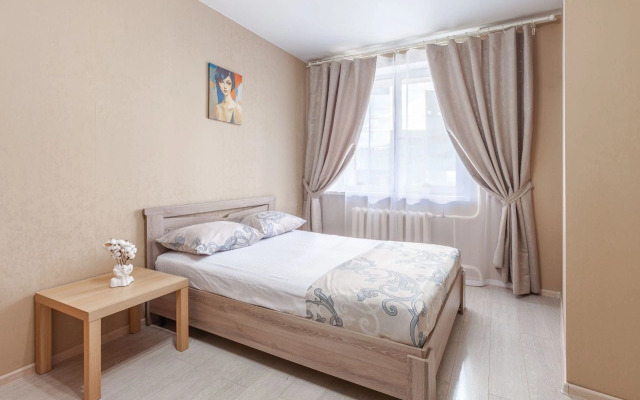 Na Ulitse Novo-Sadovaya 215 Flat