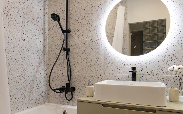 Апартаменты улучшенные в новом доме с качелей