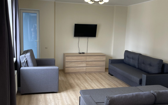 Uyutnaya kvartira s vidom na ozero Flat