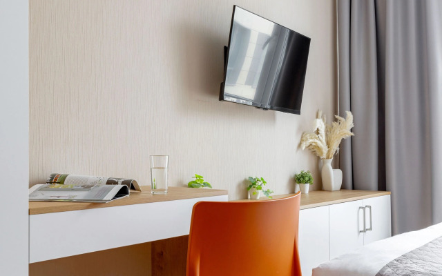 Studiya u Metro Parnas Apartments