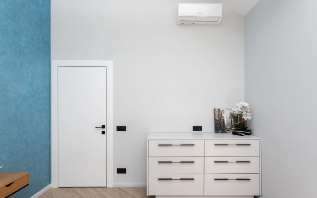 Квартира с Мансардными Окнами и Видом на Море