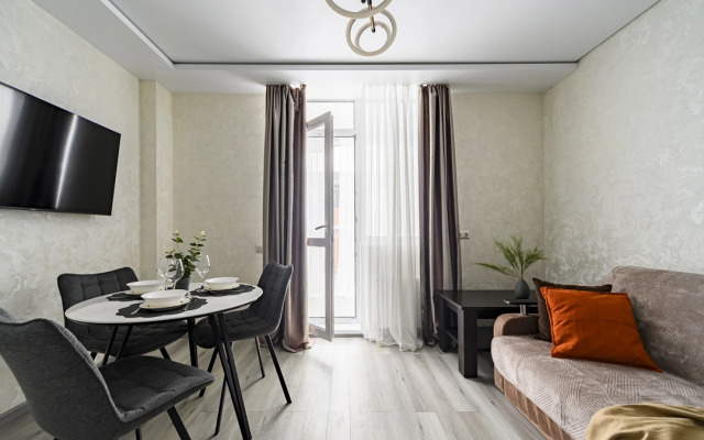 Квартира с Просторной Лоджией с Витражным Остеклением