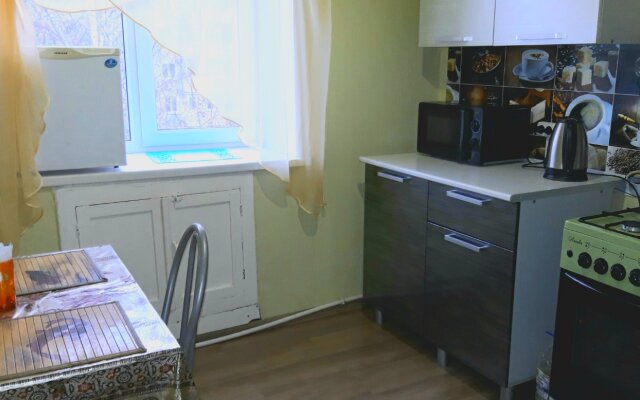 Ulitsa Kuzymina, 3 Apartments