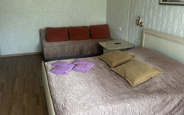 Na Bulvare Rybatskoy Slavy Flat