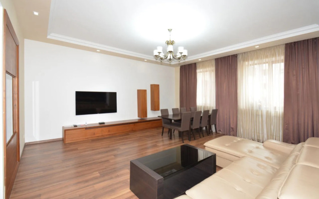 3-K Kvartira v Novostroyke na Ulitse Arama Flat