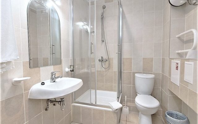Uyut Flat 4
