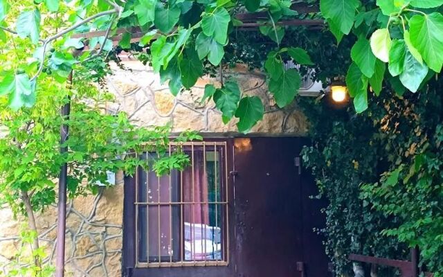 Na Leselidze 10b Guest House