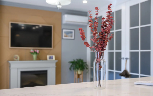 Uyutnaya s dizaynerskim remontom Flat