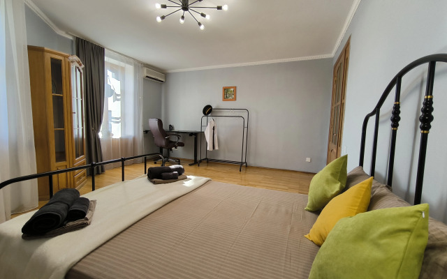 Na Ploschadi Ushakova Flat