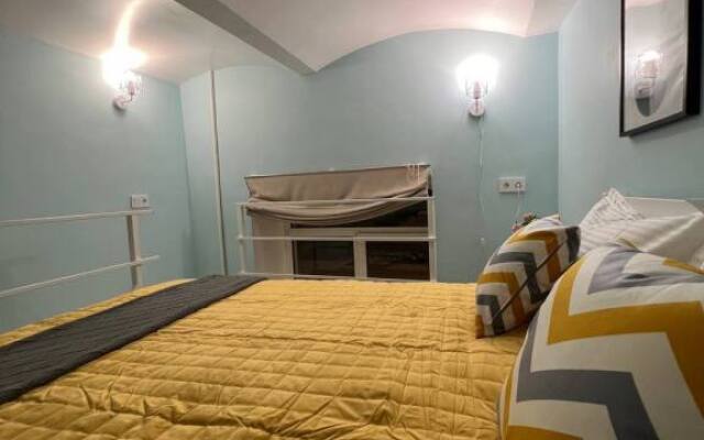 Dvukhurovnevaya studio Bright Yellow na Elektrozavodskoy