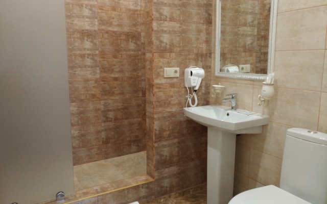 8 Avenyu Hotel