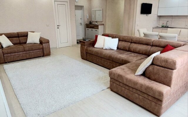 Апартаменты в центре с тремя спальнями на Червякова 55 рядом с парком Победы