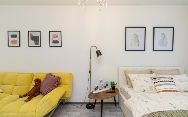 Квартира с желтым диваном