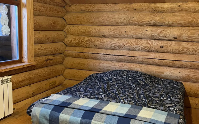Uyutny dom v lesu u reki Private house