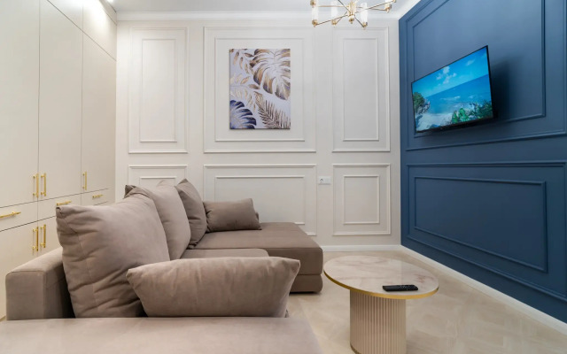 Monstera Lyuks v Nebuge Flat