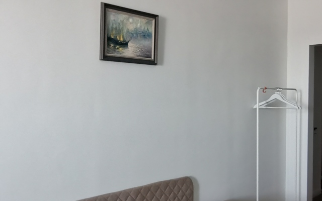 Studiya na 1-y Pionerskoy 82 Flat