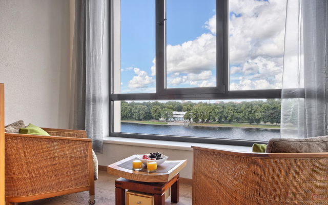 MyhomeYourhome with Panoramic View on Pesochnaya Embankment 12Apartments