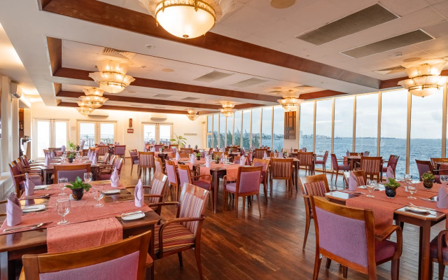Hulhule Island Hotel