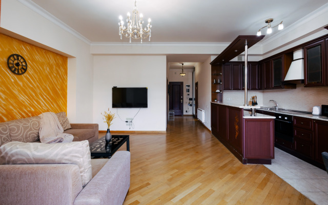 2-K v Novostroyke, Ulitsa Arama, Di480 Flat