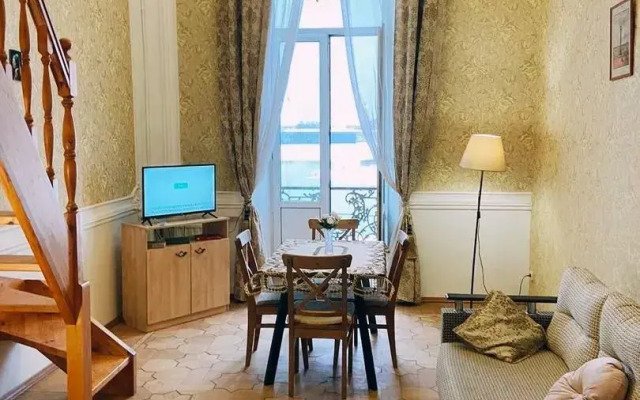 Квартира с балконом, вид на Неву и Петропавловскую крепость