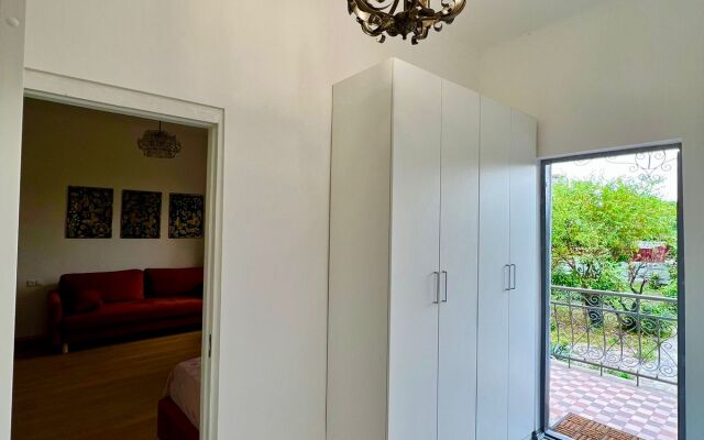 Chastny Dom Na Esherskoy Private House