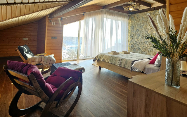 Dom s Basseynom i Plyazhem v sele Andreevka Chalet