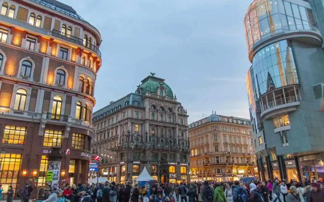 Stephansplatz Apartment — Vienna