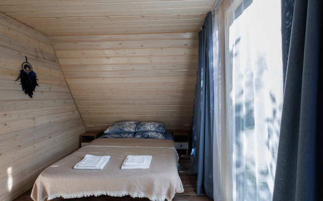 Частный дом А-фрейм для отдыха в дубовом лесу