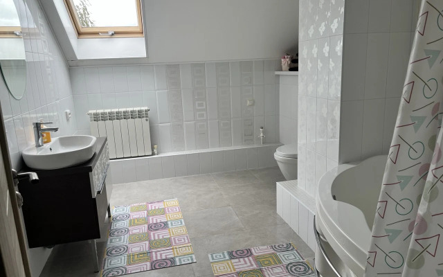 Двухкомнатная квартира в Частном Доме с Отдельным Входом