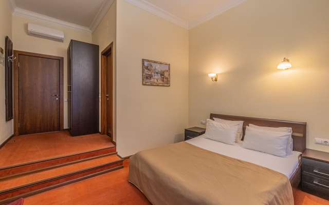 Solo in Nevsky Prospect Guest house