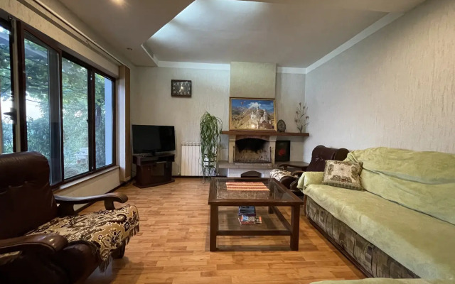 Dvukhetazhny Na Ulitse Drazhinskogo 33 Private house