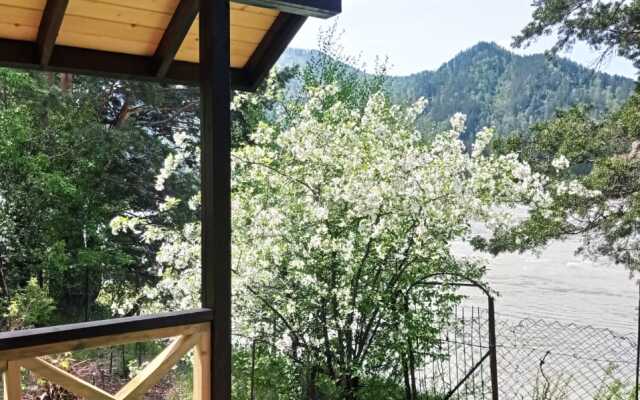 Altaj Dzen na beregu Katyni Guest house