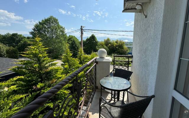 With balconies and mountain views on Meletyan 5a Flat