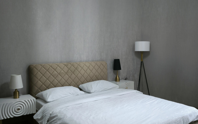 Belaya Trekhkomnatnaya Kvartira u Vokzala Apartments