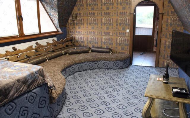 V Gostyah U Skazki Guest House