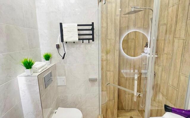 3 mestnye s balkonom i basseynom Apartments