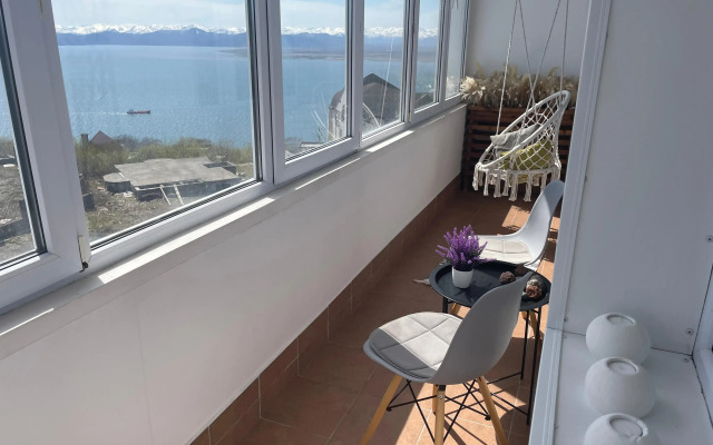 Okeanskie Panoramy. Vid na okean, vulkan, buhtu, gory i gorod Flat