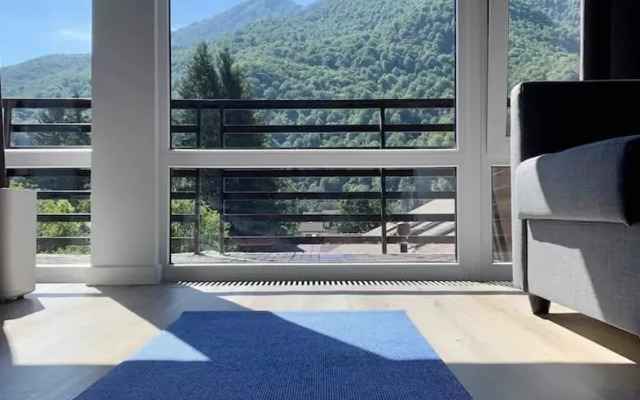 Студия с террасой с видом на горные вершины