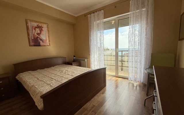 Scenic Two-Room Luxury Apartment with Balconies on the Yalta Embankment