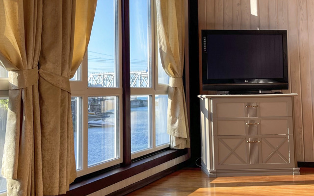 Chastny Kottedzh u reki Private house