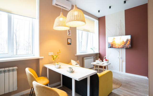 S yarkim dizaynerskim remontom Apartments