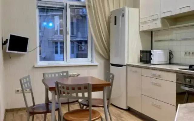 S dvumya spalnyami i balkonom Ajax Na Tyulpanov 41 Apartments