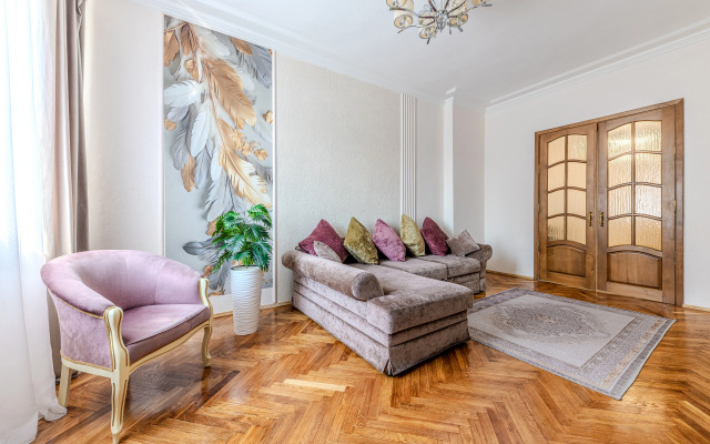 Trekhkomnatnaya Na Prospekte Nezavisimosti 23 Flat