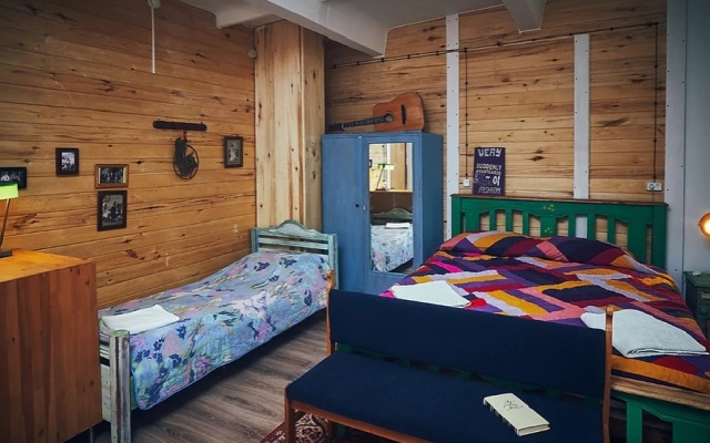Kamorka S Lezhankoj U Okna Hotel