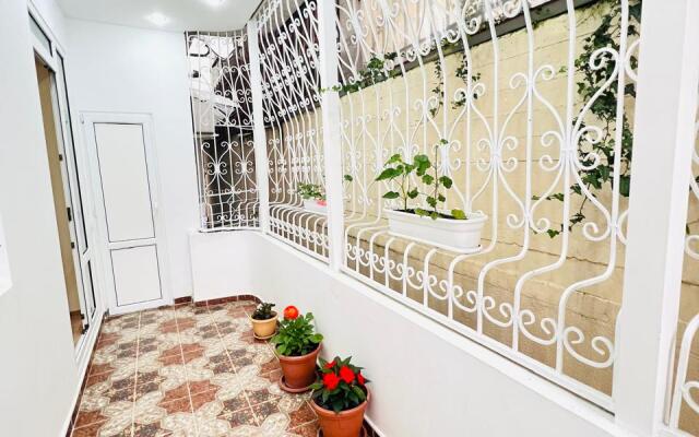 Trekhkomnatniye s Terrasoy i Balkonom Apartments