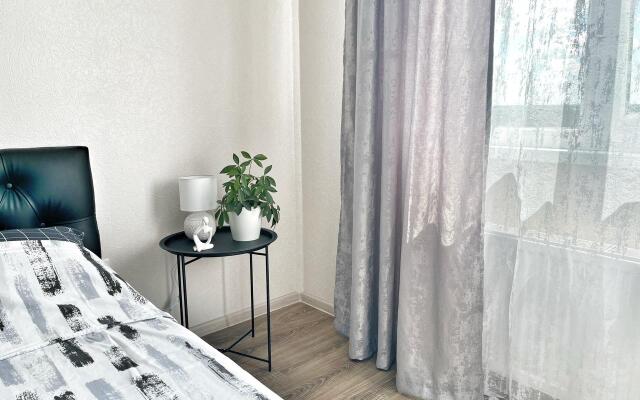 Yelena Ozerki Flat