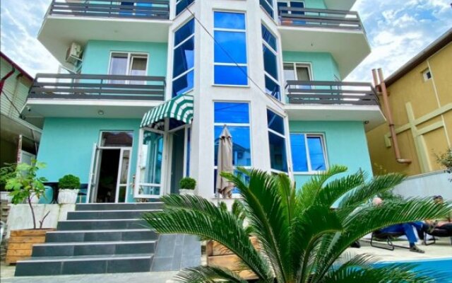 Five-Story with swimming pool Guest House