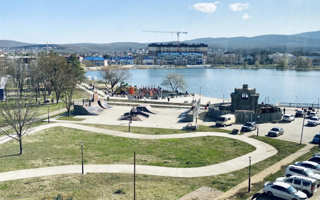 Kvartira Uutnaa odnokomnatnaa s vidom na park i ozero