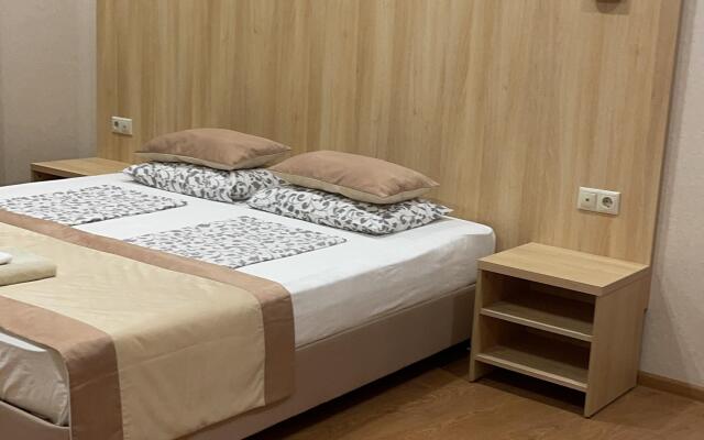Tri Sezona Hotel