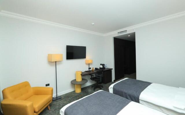 Pine Astoria Hotel (by travel agency)